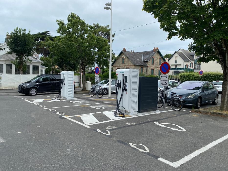 Images Easy Charge Services station de recharge