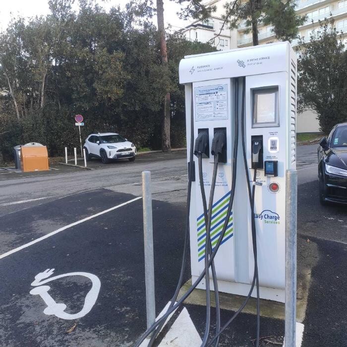 Images Easy Charge Services station de recharge