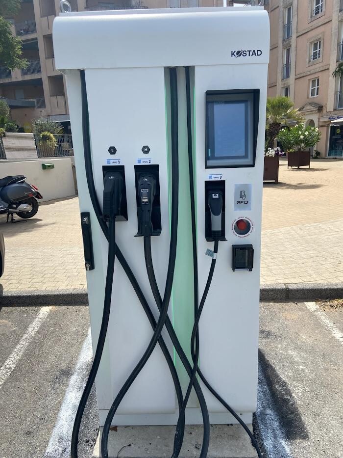 Images Easy Charge Services station de recharge