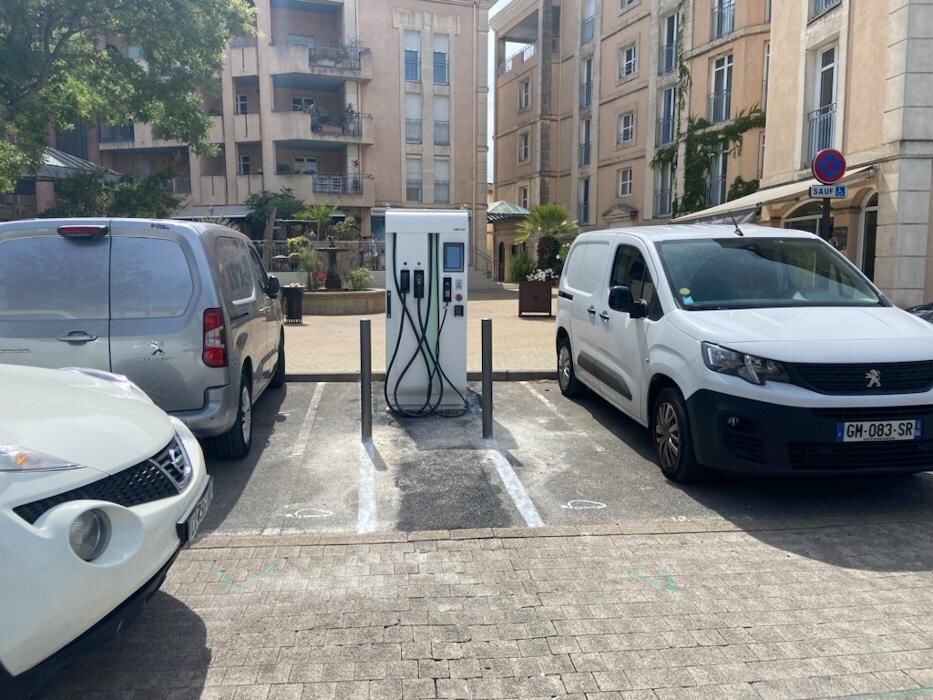 Images Easy Charge Services station de recharge