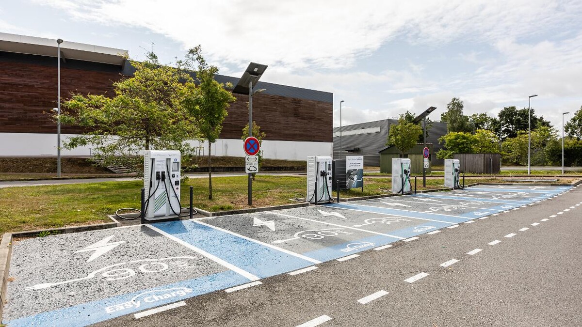 Images Easy Charge Services station de recharge