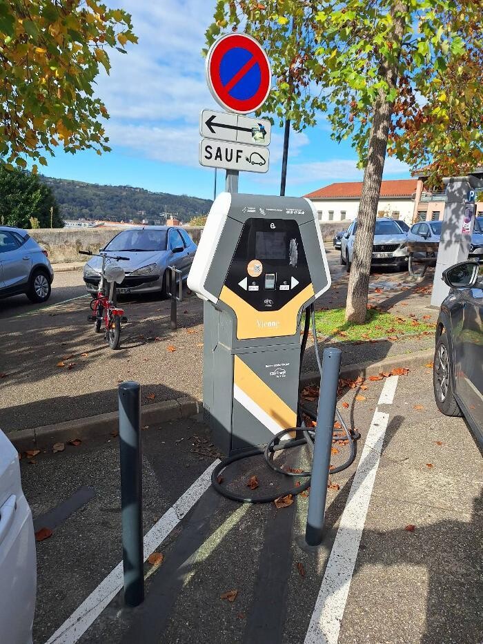 Images Easy Charge Services station de recharge