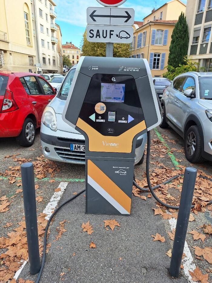Images Easy Charge Services station de recharge