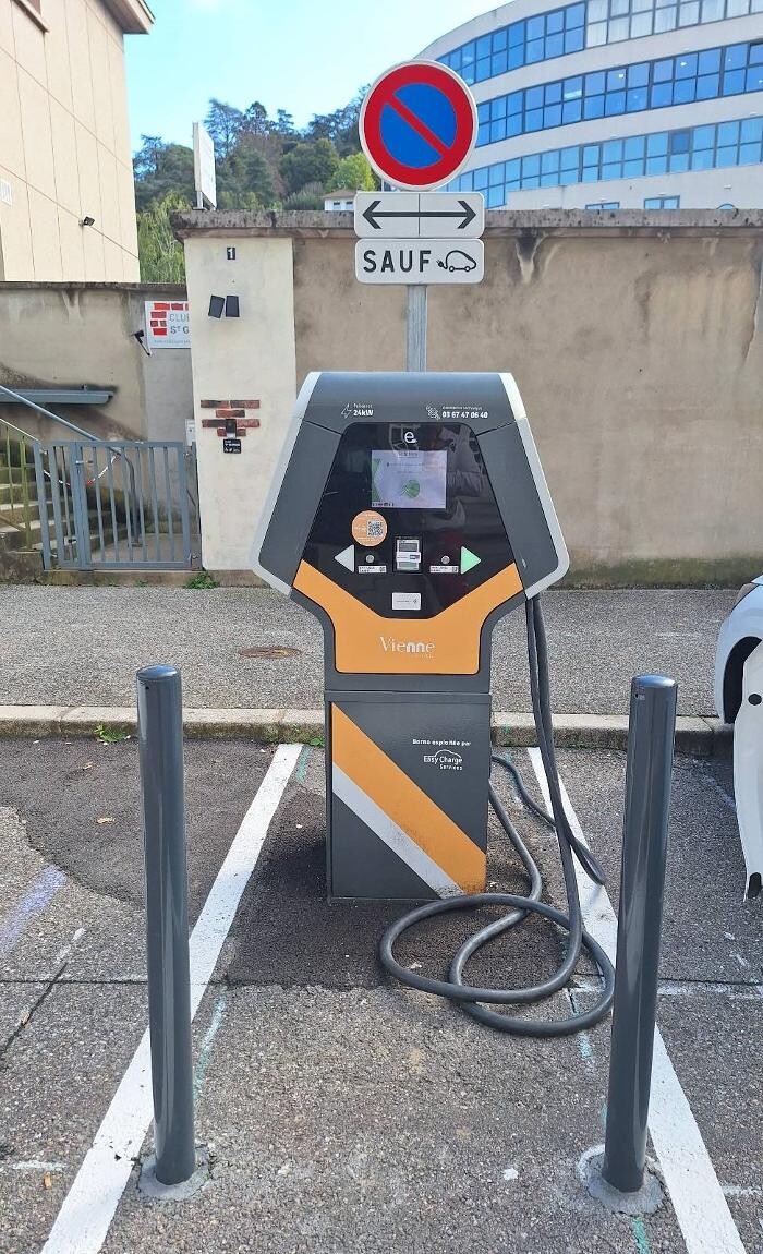 Images Easy Charge Services station de recharge