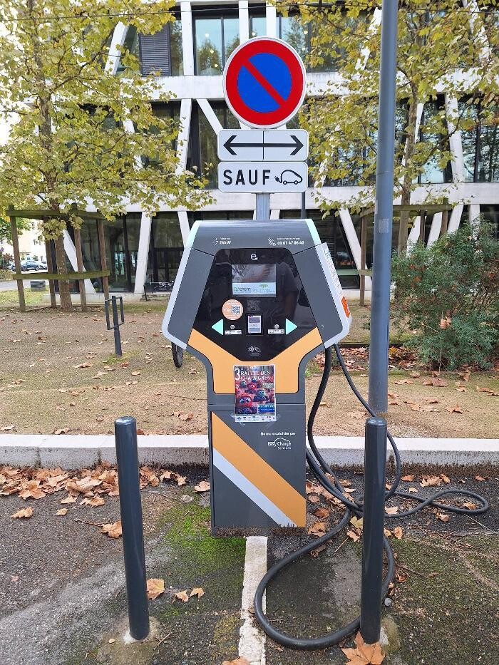 Images Easy Charge Services station de recharge