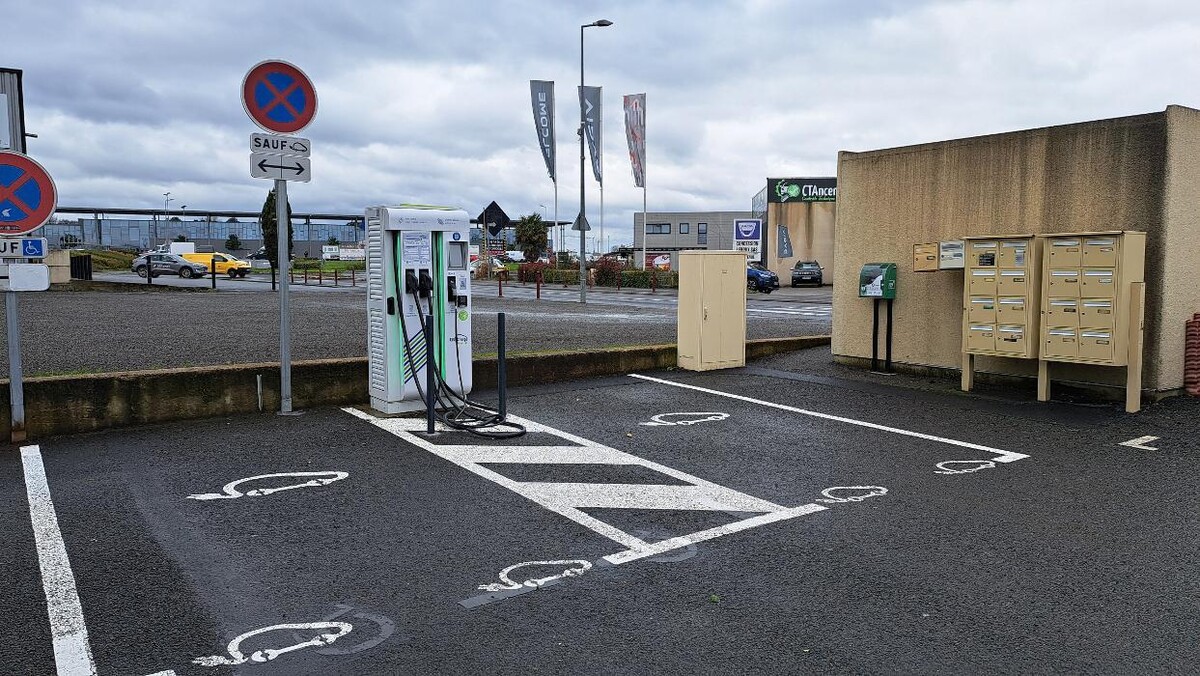 Images Easy Charge Services station de recharge