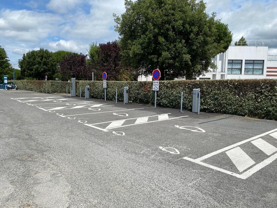 Images Easy Charge Services station de recharge