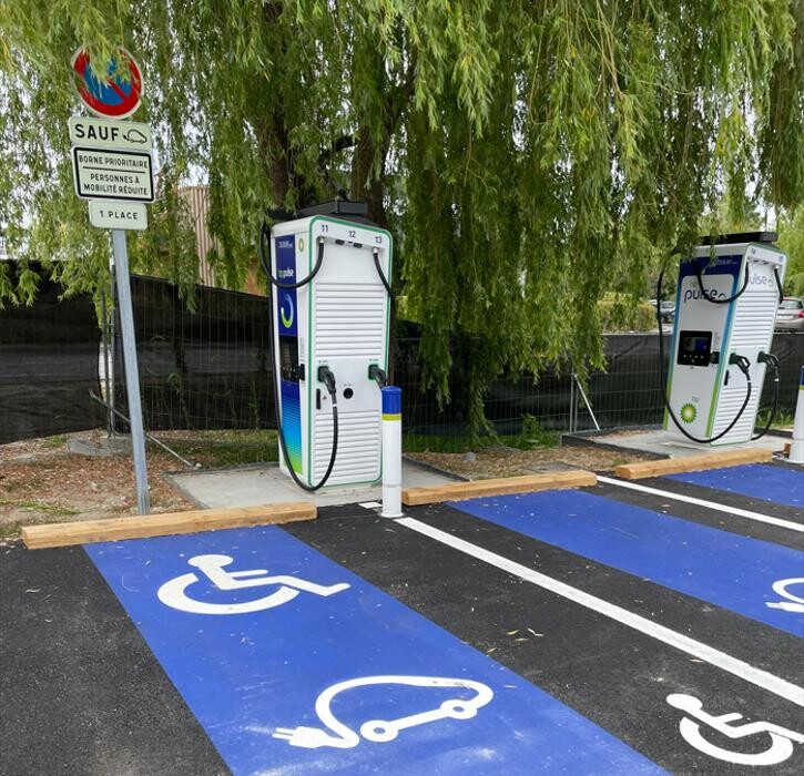 Images bp pulse Charging Station