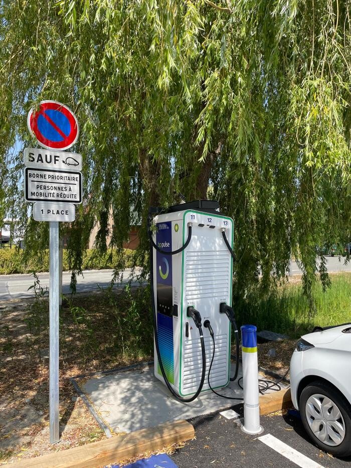 Images bp pulse Charging Station