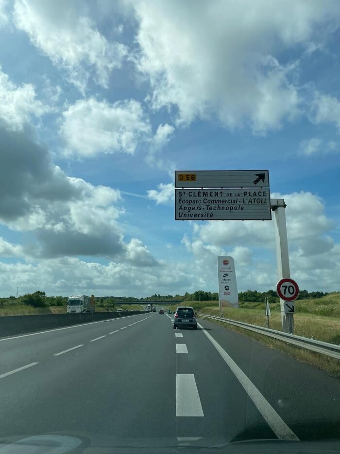 Images bp pulse Charging Station