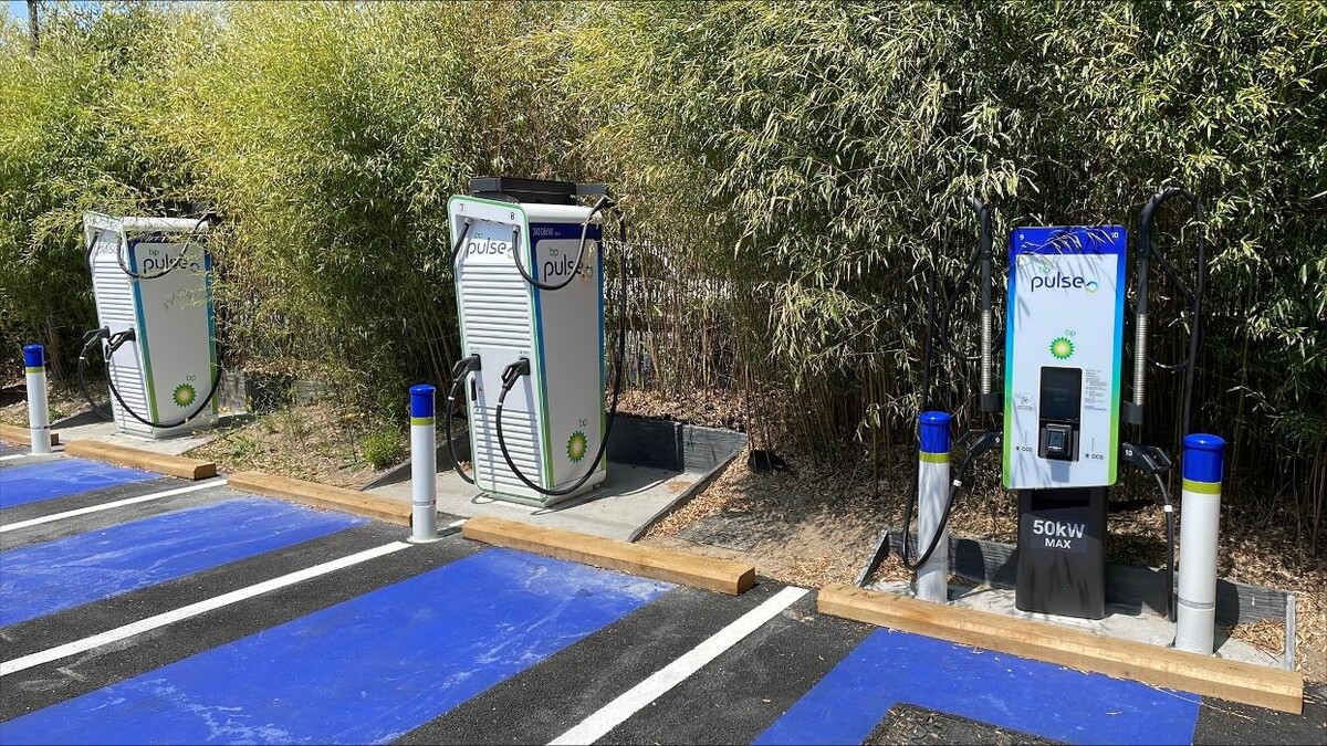 Images bp pulse Charging Station