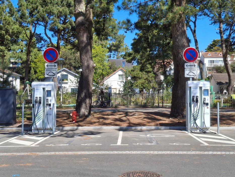 Images Easy Charge Services station de recharge