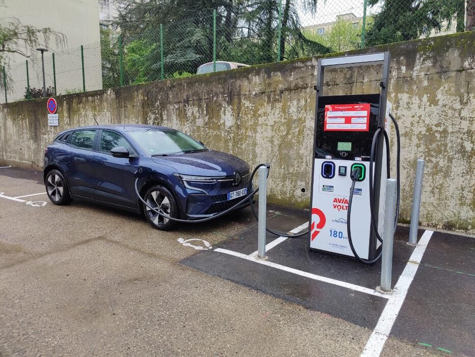 Images AVIA VOLT by EASYCHARGE station de recharge