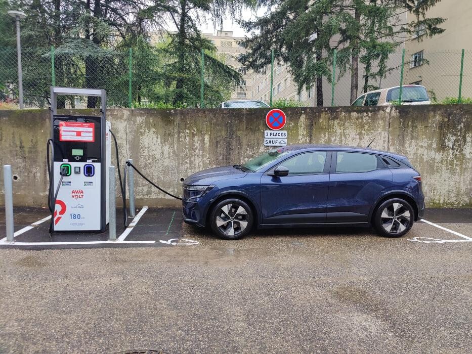 Images AVIA VOLT by EASYCHARGE station de recharge