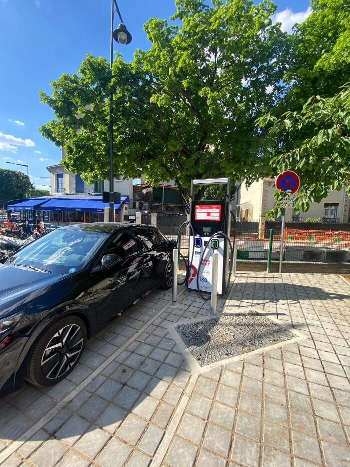 Images AVIA VOLT by EASYCHARGE station de recharge