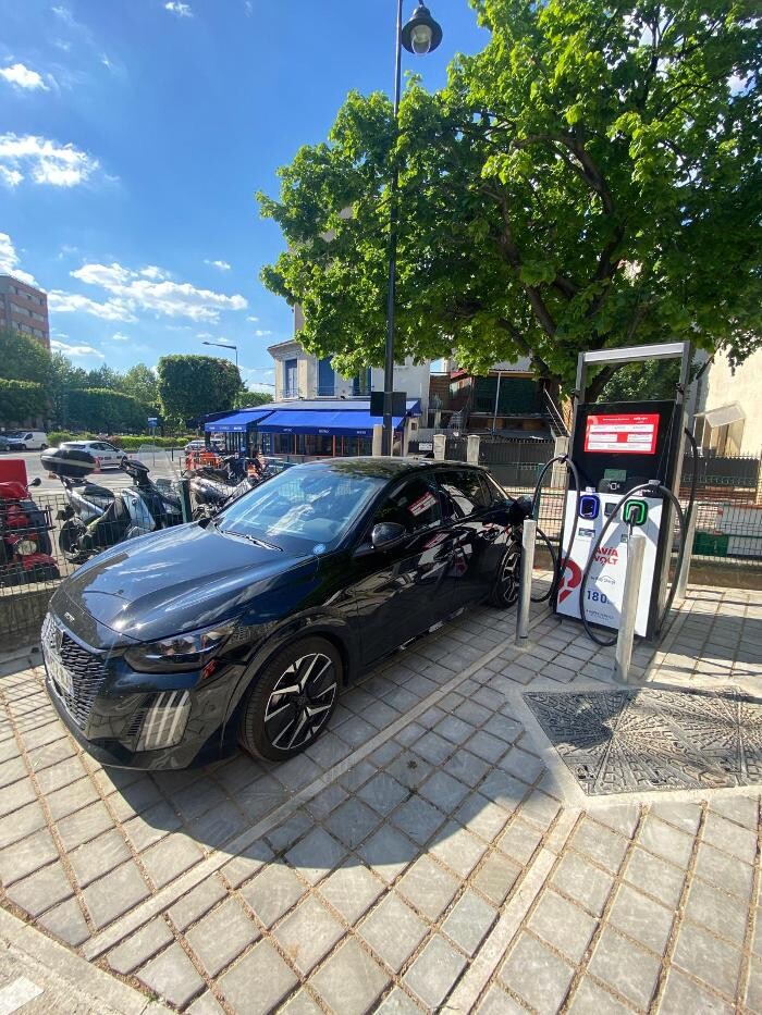 Images AVIA VOLT by EASYCHARGE station de recharge