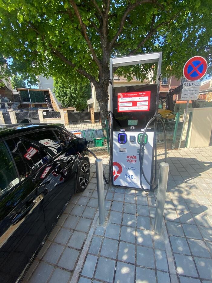 Images AVIA VOLT by EASYCHARGE station de recharge
