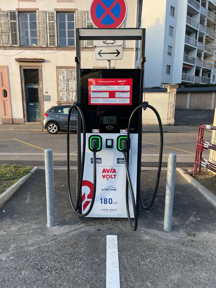 Images AVIA VOLT by EASYCHARGE station de recharge