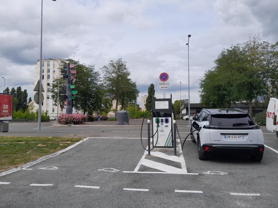 Images Easy Charge Services station de recharge