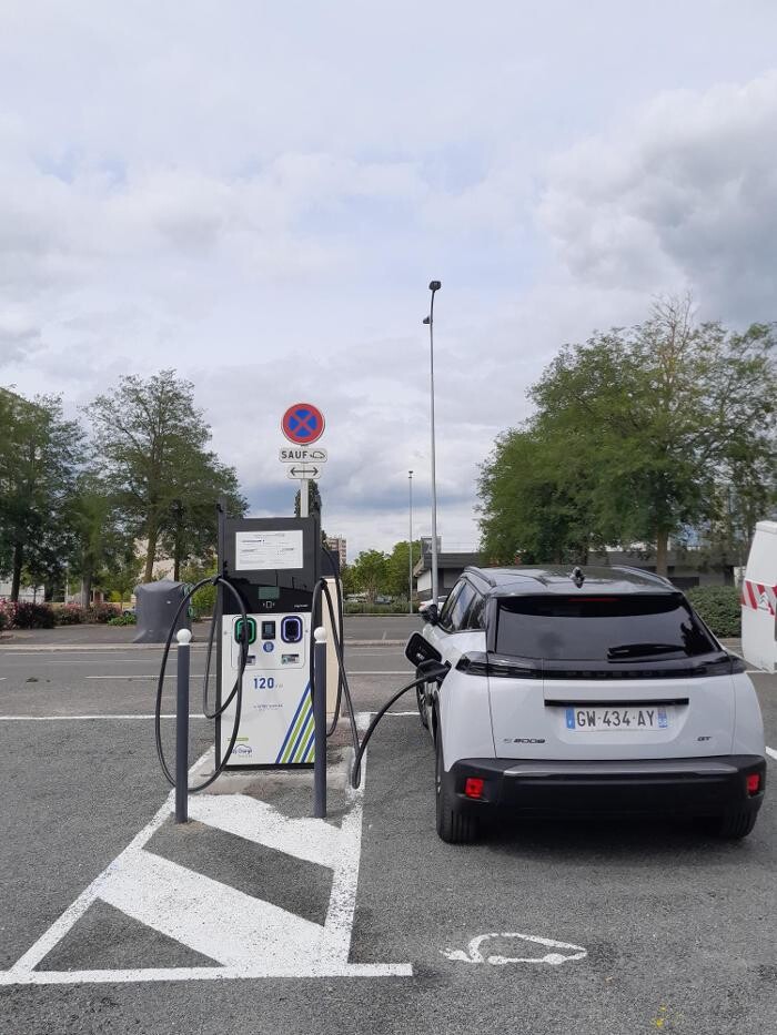 Images Easy Charge Services station de recharge