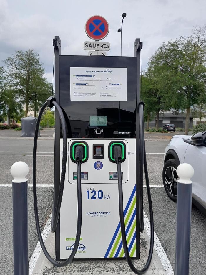 Images Easy Charge Services station de recharge