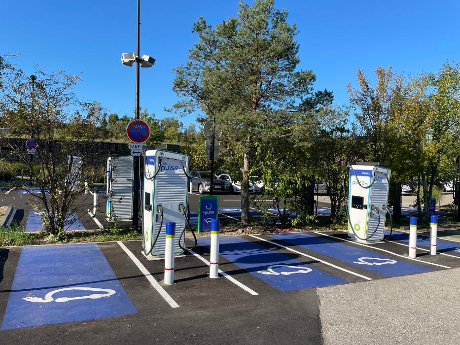 Images bp pulse Charging Station