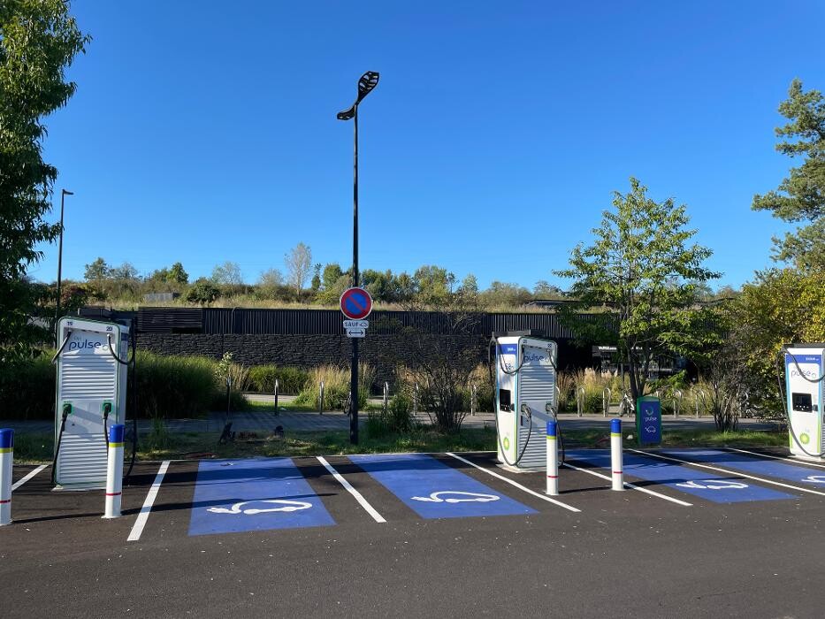 Images bp pulse Charging Station