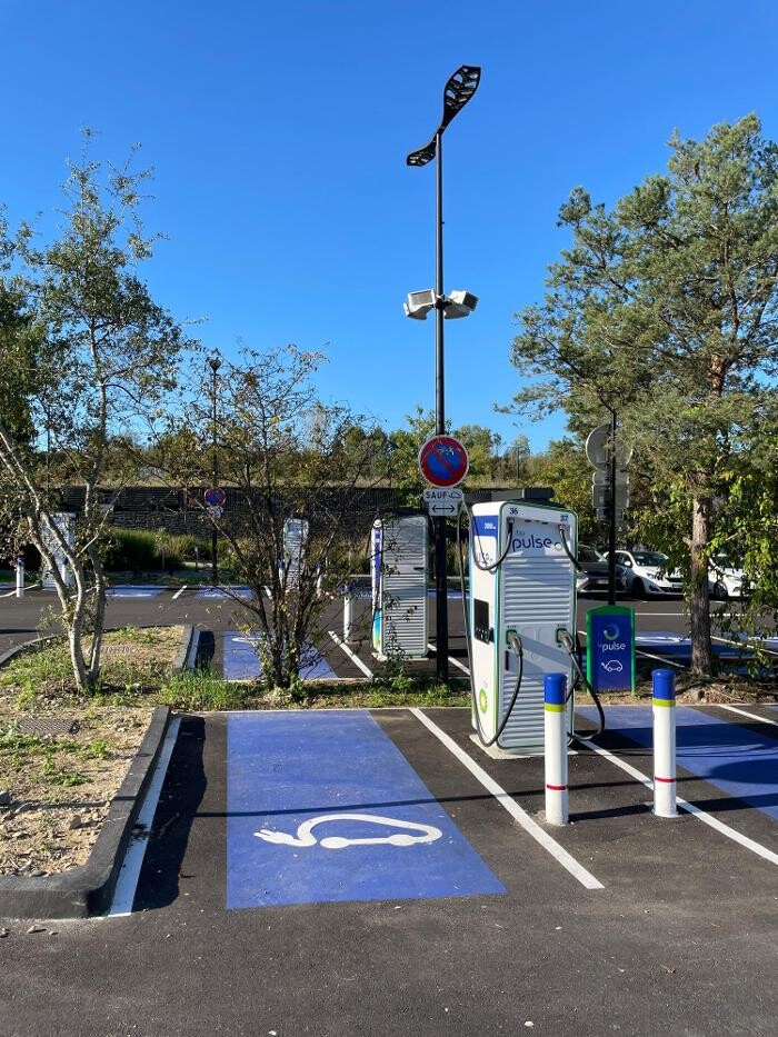 Images bp pulse Charging Station
