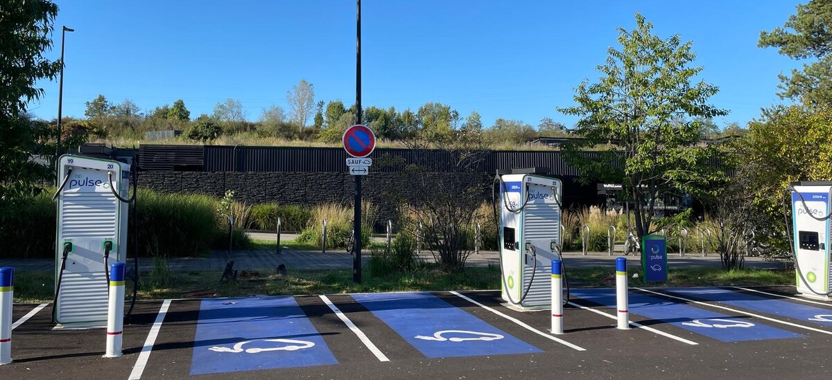 Images bp pulse Charging Station