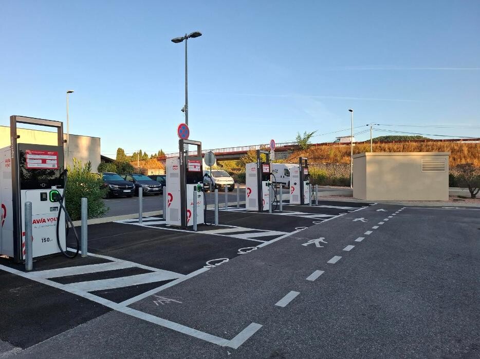Images AVIA VOLT by EASYCHARGE station de recharge