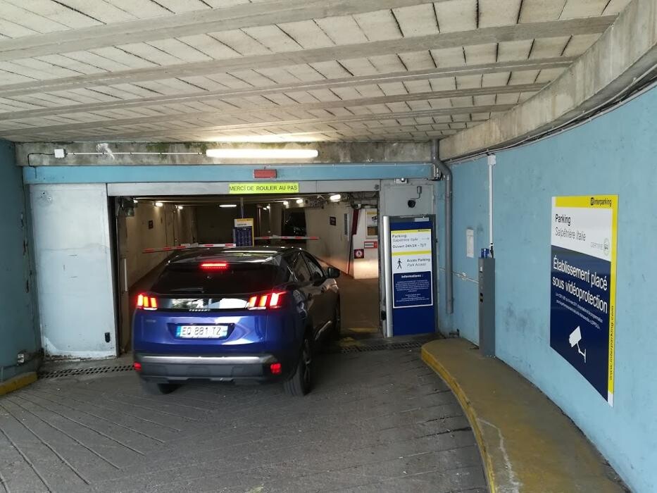 Images Parking Interparking Salpêtrière Italie
