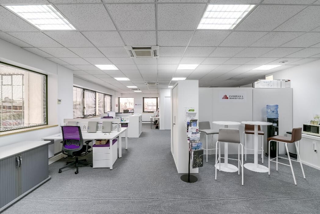 Images Cushman & Wakefield - Bureaux et locaux d'activités en 2nde couronne Sud Paris