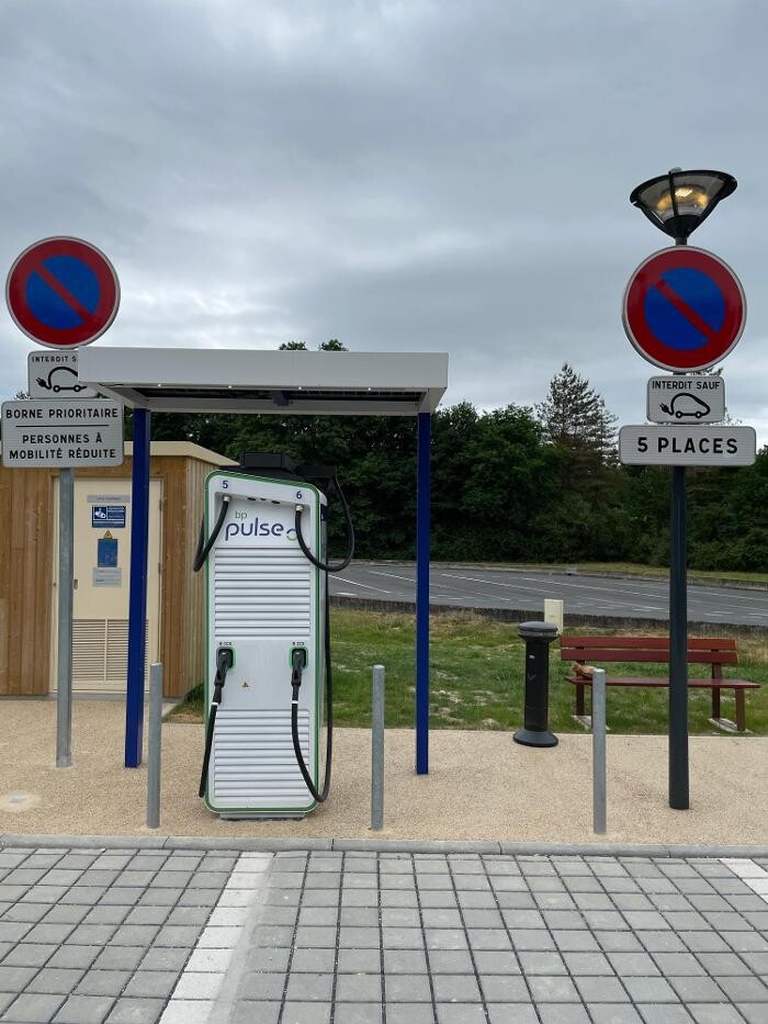 Images bp pulse Charging Station