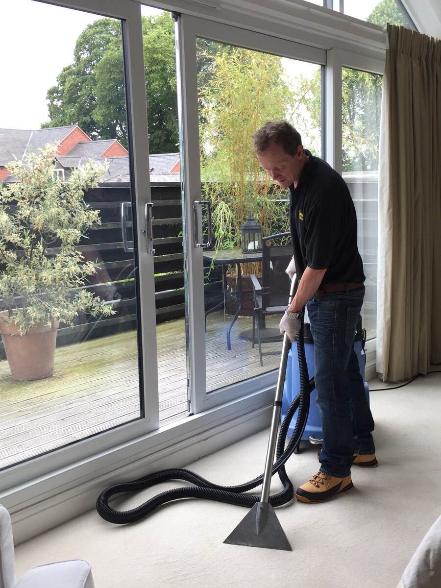 Gleaming Cleaning Logo
