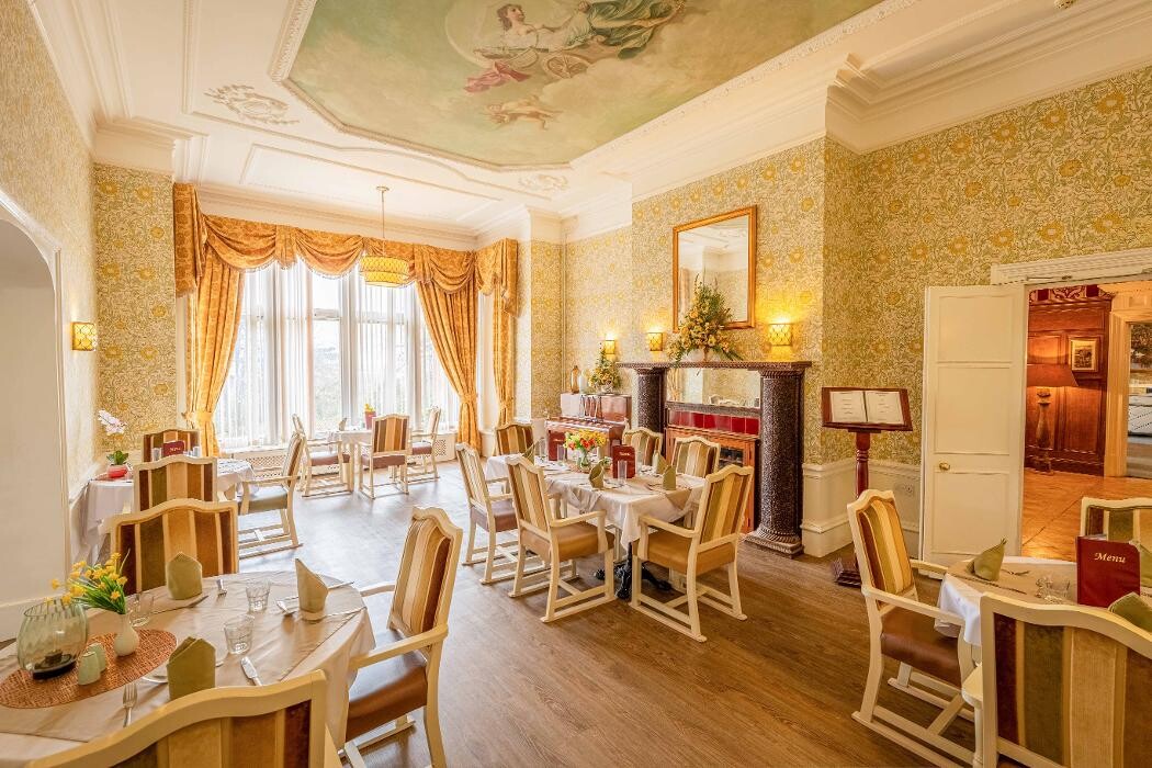 Images Oaken Holt Nursing and Residential Home