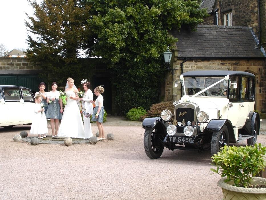 Laura's Vintage Limousines Logo