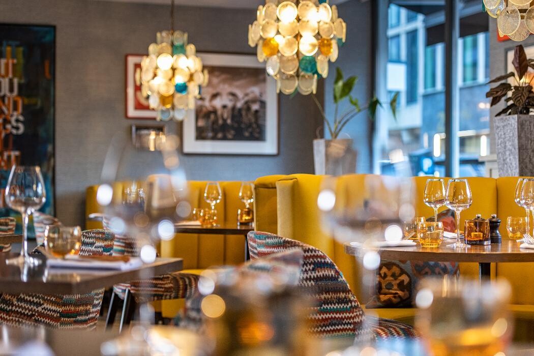 Images The Long Bar & Grill