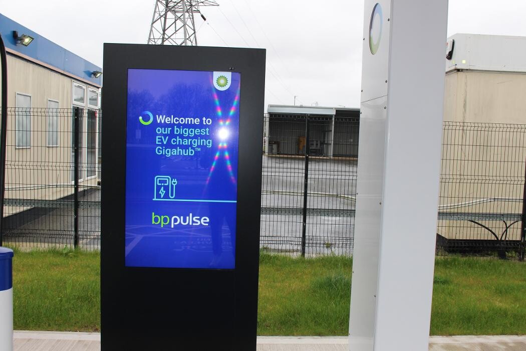 Images bp pulse Charging Station