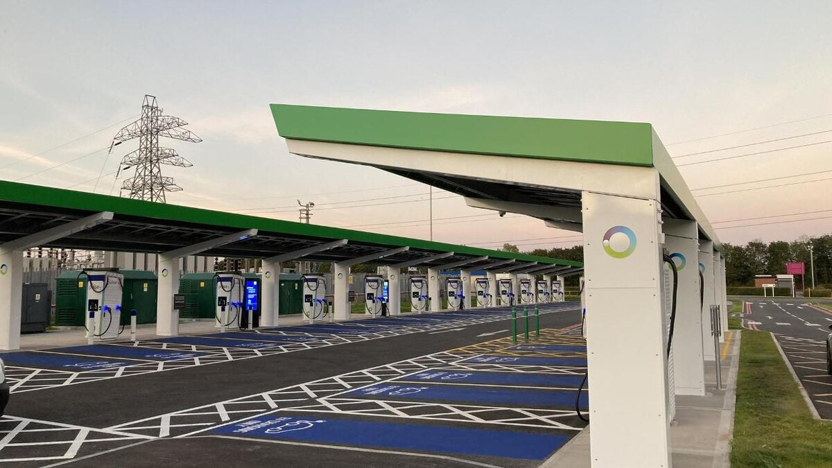 Images bp pulse Charging Station