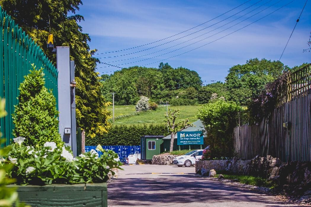 Manor Self Storage & Business Park Logo