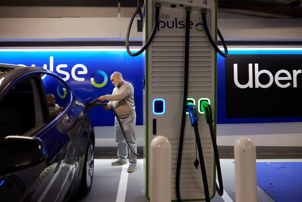 Images bp pulse Charging Station