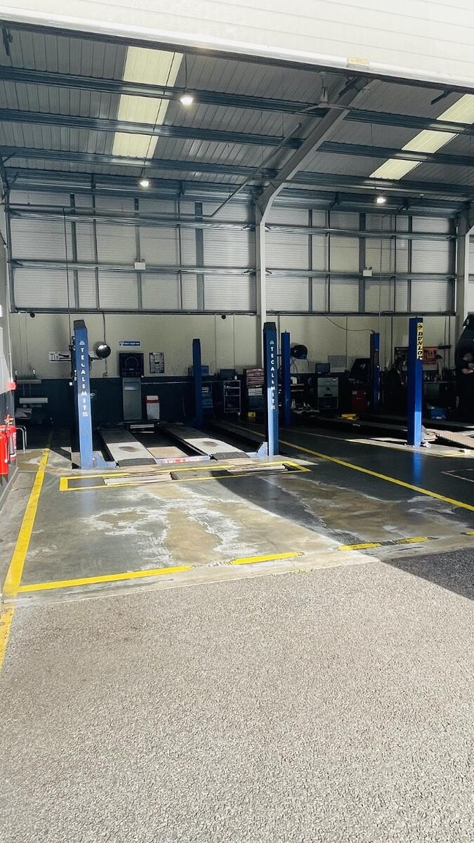 Images Halfords Autocentre Altrincham
