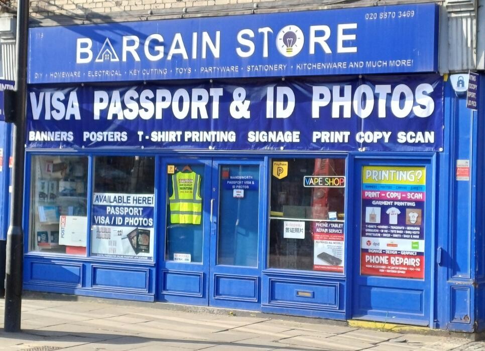 Images Luggage Storage near Southside Shopping Centre - Radical Storage