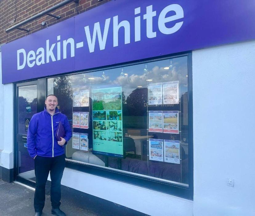 Images Deakin-White Real Estate Villages