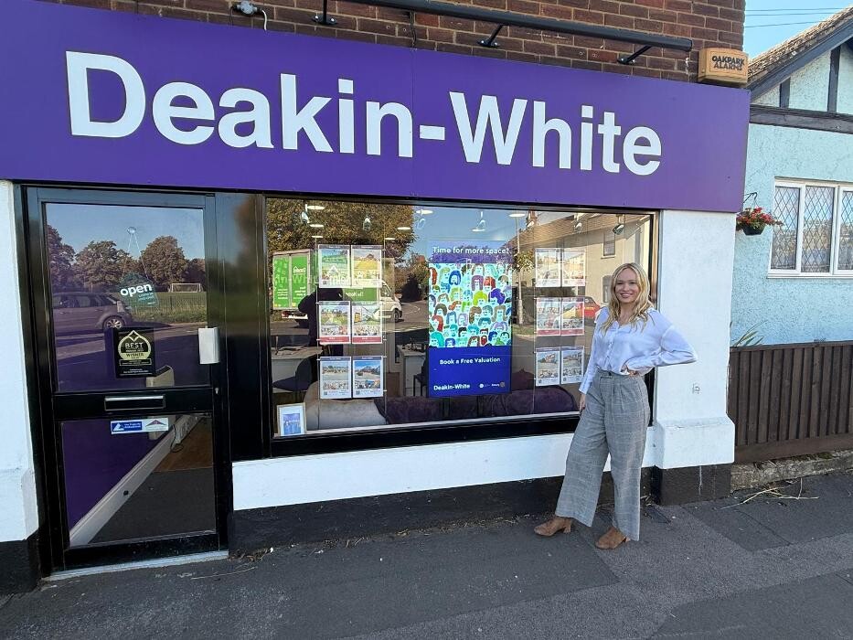 Images Deakin-White Real Estate Villages