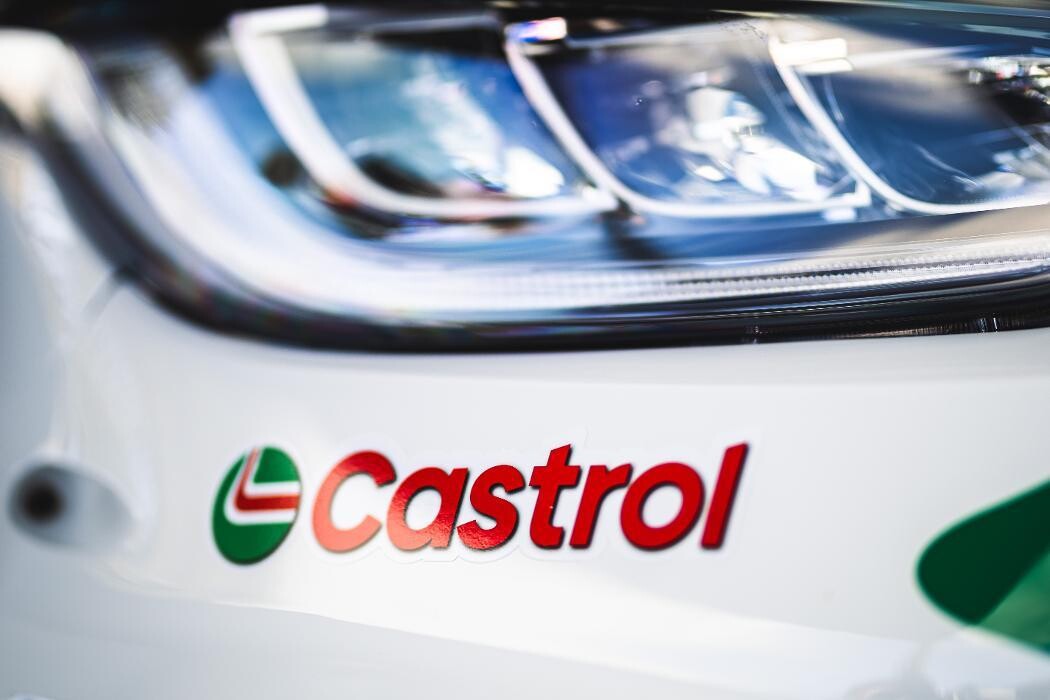 Images Derwen Garage Castrol Service