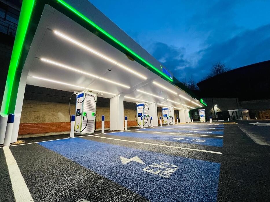 Images bp pulse Charging Station
