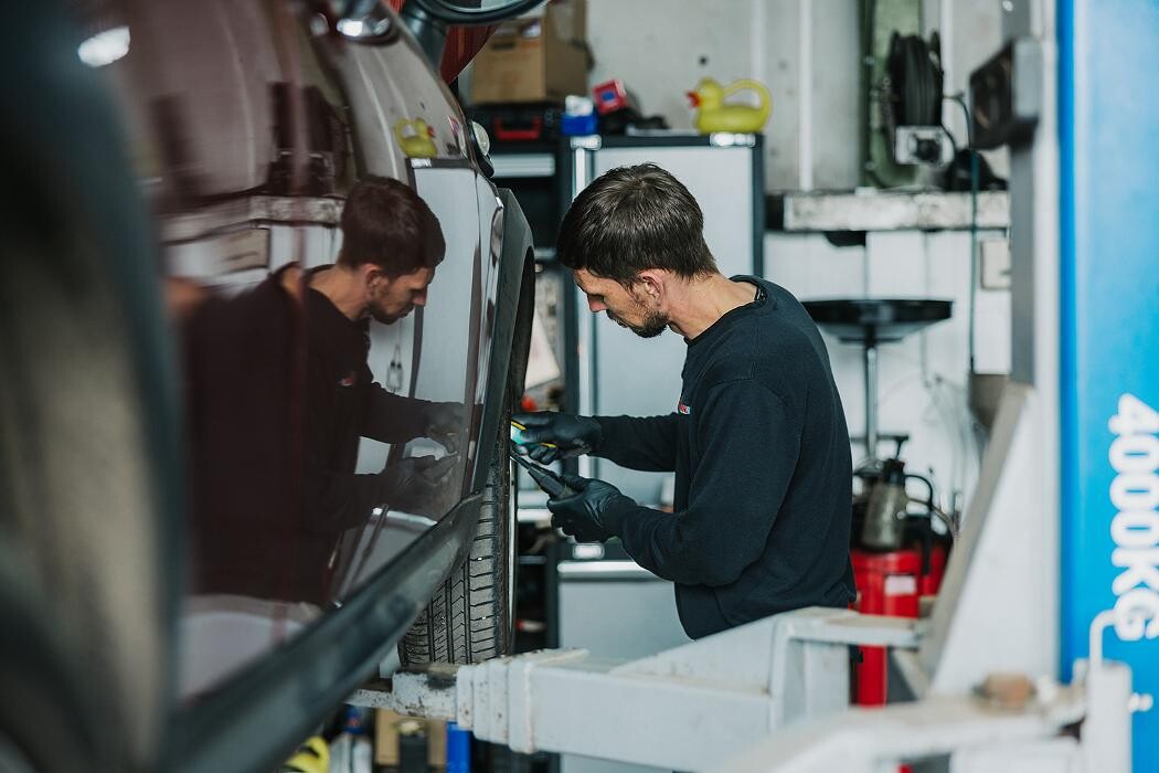 Images Hereford Volvo Specialist Ltd Castrol Service