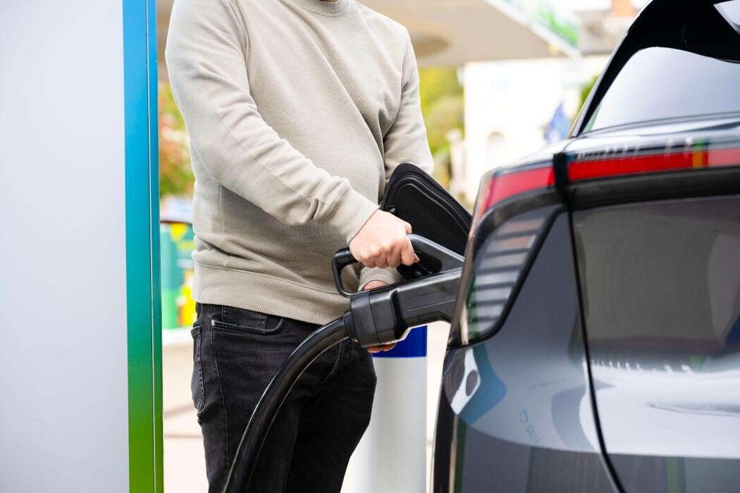 Images bp pulse Charging Station