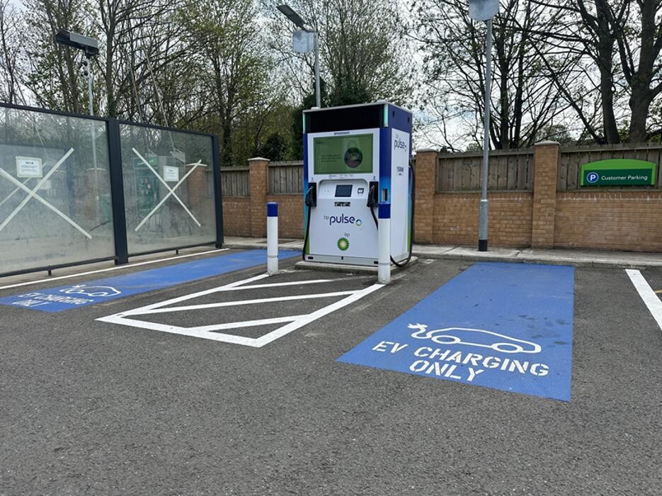 Images bp pulse Charging Station